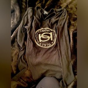 Women’s long sleeved t-shirt.